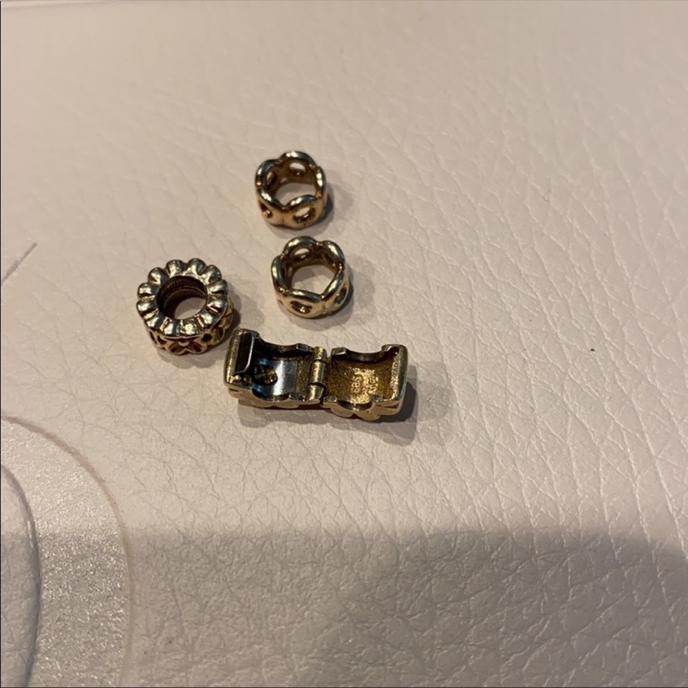 14K Gold Ribbed Clip - Picture 2 of 3